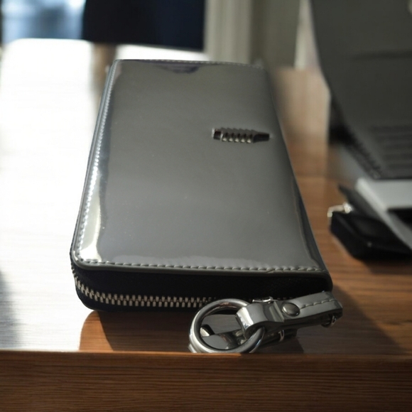 Chic Silver Women's Wallet - Picture 3 of 5